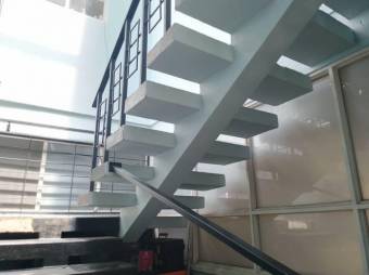 Se vende casa de 2 plantas con 1 apartamento en Merced de San José 24-1678