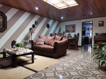 Se vende espaciosa casa con amplio patio en Heredia Centro 24-1412