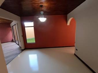 Se vende espaciosa casa recién remodelada en residencial de San Pablo de Heredia 24-286