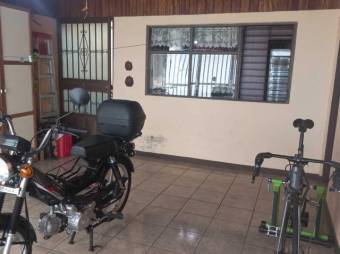 Se vende espaciosa casa de 2 plantas con patio en Heredia Centro 24-736