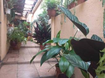 Se vende espaciosa casa de 2 plantas con patio en Heredia Centro 24-736