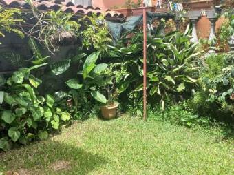 Se vende espaciosa casa de 2 plantas con patio en Heredia Centro 24-736