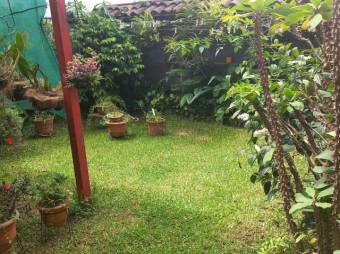 Se vende espaciosa casa de 2 plantas con patio en Heredia Centro 24-736