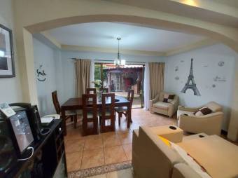 Se vende moderna casa con patio y área bbq en residencial de San Francisco en Heredia 24-838