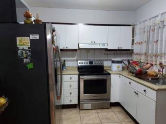 Se vende moderna casa con patio y área bbq en residencial de San Francisco en Heredia 24-838