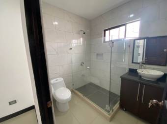 Se vende espaciosa casa con patio a estrenar en San Francisco de Heredia 24-214