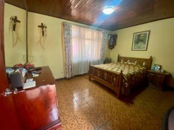 Se vende espaciosa casa con uso de suelo mixto en Heredia Centro 23-2810