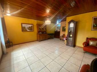 Se vende espaciosa casa con uso de suelo mixto en Heredia Centro 23-2810