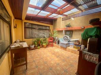 Se vende espaciosa casa con uso de suelo mixto en Heredia Centro 23-2810