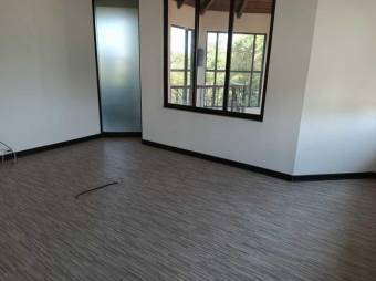 Se alquila oficina en centro comercial de Escazú 23-2993