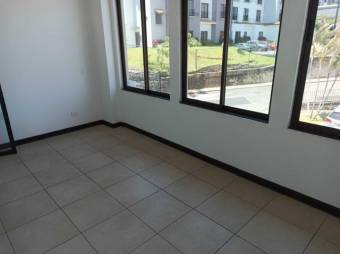 Se alquila oficina en centro comercial de Escazú 23-2993