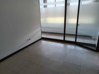 Se alquila oficina en centro comercial de Escazú 23-2993