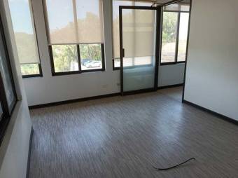 Se alquila oficina en centro comercial de Escazú 23-2993