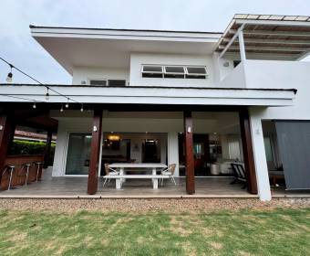 Casa a la venta en condominio en Lindora frente al colegio Saint Jude.