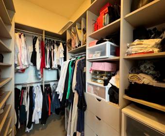 Casa a la venta en condominio en Lindora frente al colegio Saint Jude.