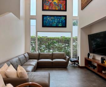 Casa a la venta en condominio en Lindora frente al colegio Saint Jude.