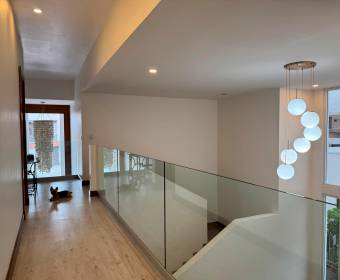 Casa a la venta en condominio en Lindora frente al colegio Saint Jude.