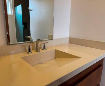 Casa a la venta en condominio en Lindora frente al colegio Saint Jude.