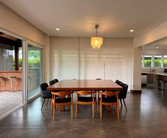 Casa a la venta en condominio en Lindora frente al colegio Saint Jude.