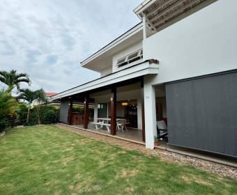 Casa a la venta en condominio en Lindora frente al colegio Saint Jude.