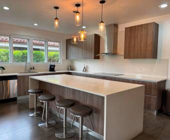 Casa a la venta en condominio en Lindora frente al colegio Saint Jude.