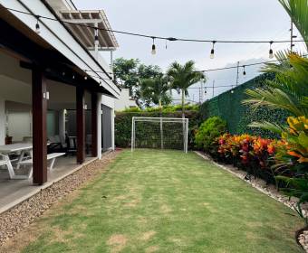 Casa a la venta en condominio en Lindora frente al colegio Saint Jude.