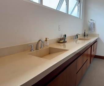 Casa a la venta en condominio en Lindora frente al colegio Saint Jude.