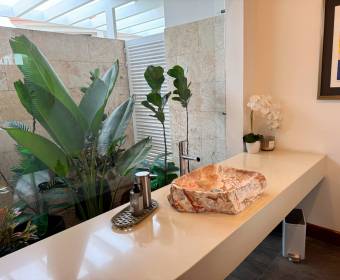 Casa a la venta en condominio en Lindora frente al colegio Saint Jude.