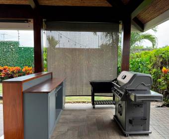 Casa a la venta en condominio en Lindora frente al colegio Saint Jude.