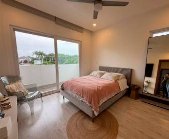 Casa a la venta en condominio en Lindora frente al colegio Saint Jude.