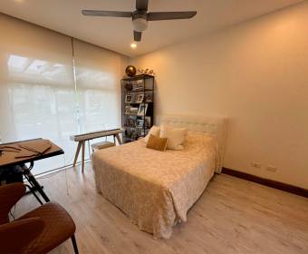 Casa a la venta en condominio en Lindora frente al colegio Saint Jude.