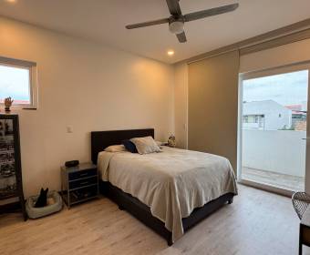 Casa a la venta en condominio en Lindora frente al colegio Saint Jude.