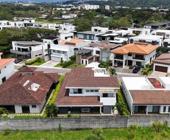 Casa a la venta en condominio en Lindora frente al colegio Saint Jude.