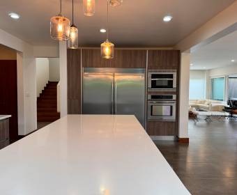 Casa a la venta en condominio en Lindora frente al colegio Saint Jude.