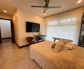 Casa a la venta en condominio en Lindora frente al colegio Saint Jude.