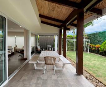 Casa a la venta en condominio en Lindora frente al colegio Saint Jude.