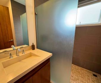 Casa a la venta en condominio en Lindora frente al colegio Saint Jude.