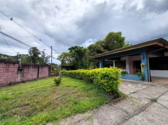 Se vende casa con amplio lote de 1,993m2 en San Rafael Heredia 25-1806