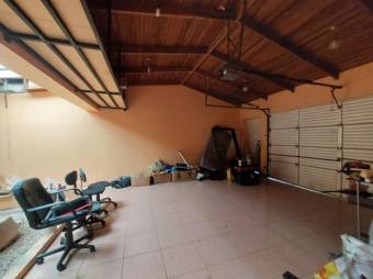 Se vende casa con amplio lote de 1,993m2 en San Rafael Heredia 25-1806