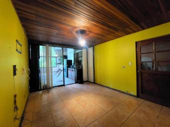 Se vende casa con amplio lote de 1,993m2 en San Rafael Heredia 25-1806