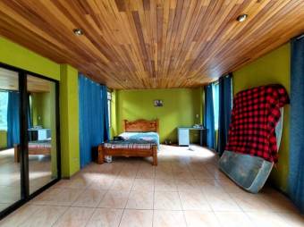 Se vende casa con amplio lote de 1,993m2 en San Rafael Heredia 25-1806