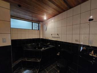 Se vende casa con amplio lote de 1,993m2 en San Rafael Heredia 25-1806