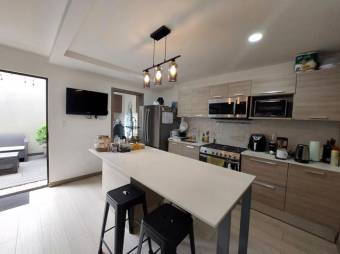 Se alquila espaciosa casa con terraza en San Antonio Escazú 26-13