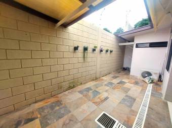 Se alquila espaciosa casa en condominio Heredia Park 26-46