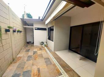 Se alquila espaciosa casa en condominio Heredia Park 26-46