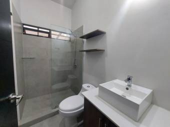 Se alquila espaciosa casa en condominio Heredia Park 26-46