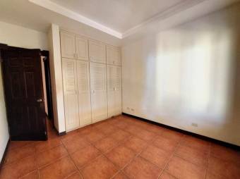 Se vende espaciosa casa con amplio lote en Escazú Centro 25-1807