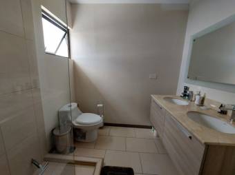 Se alquila espaciosa casa con terraza en San Antonio Escazú 26-13