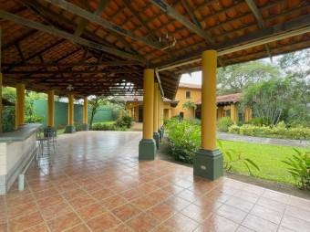 Se vende propiedad con piscina y amplio lote en Concepción Alajuela 24-963 Se vende propiedad con piscina y amplio lote en Concepción Alajuela 24-963