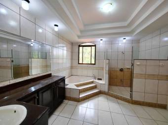 Se vende propiedad con piscina y amplio lote en Concepción Alajuela 24-963 Se vende propiedad con piscina y amplio lote en Concepción Alajuela 24-963